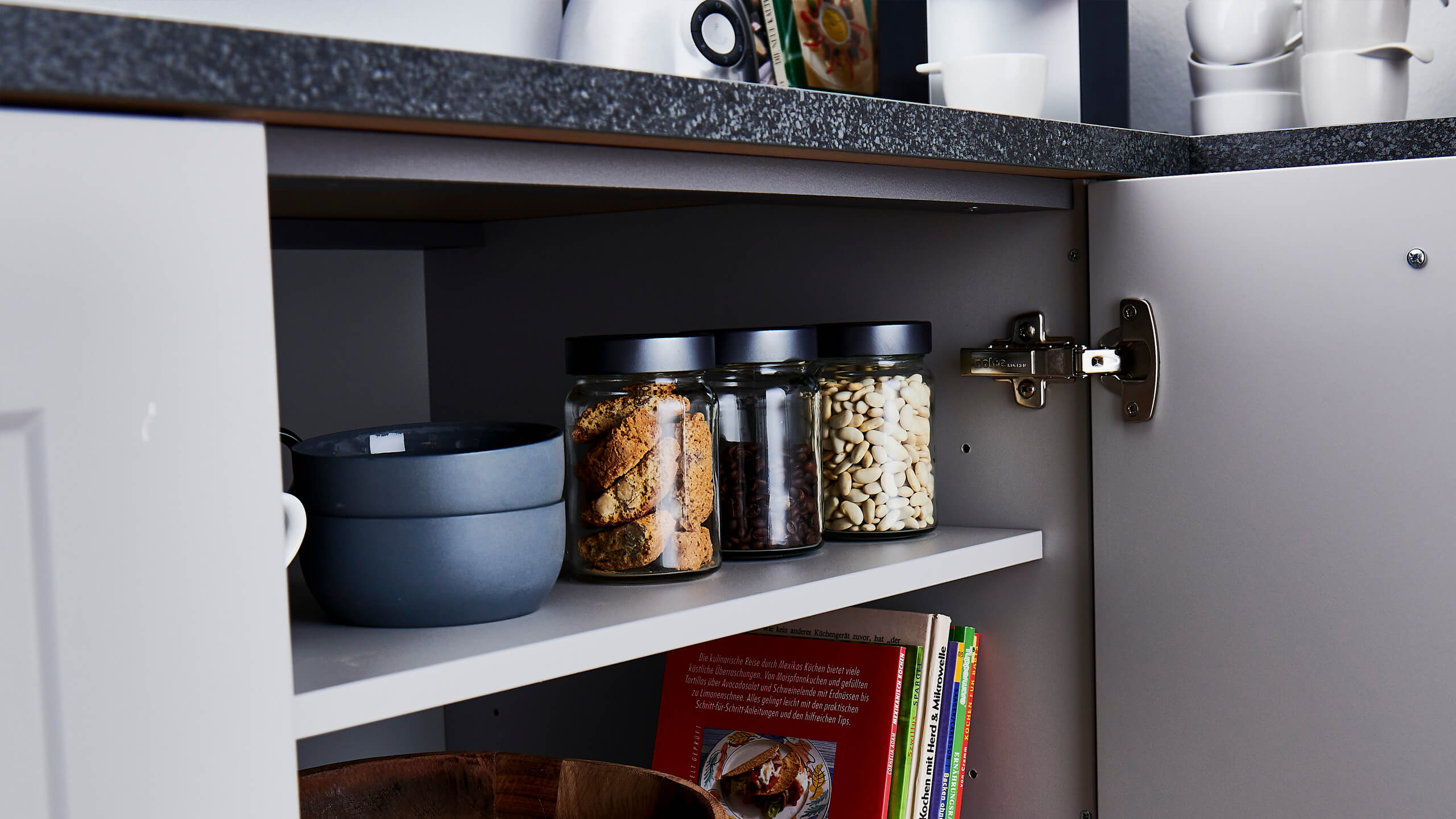 Moderne Landhausküche "Frame Lack" mit Insel von Nolte