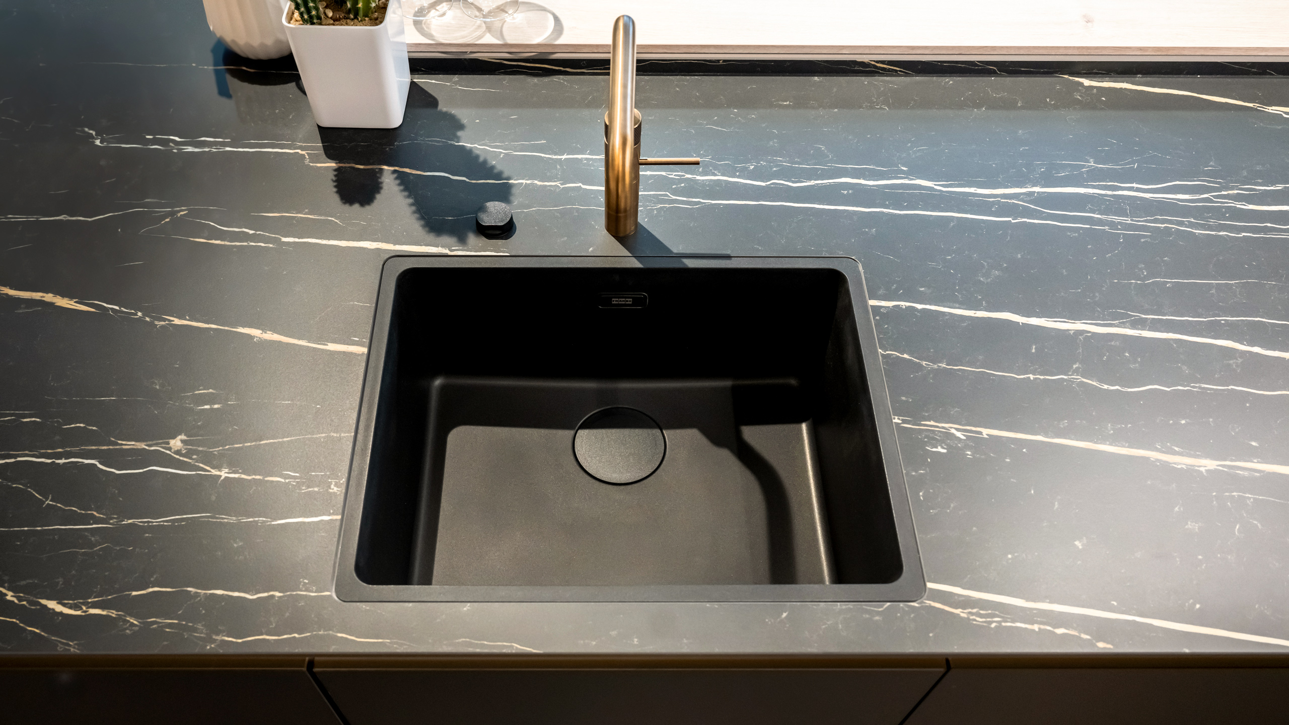 Grifflose Designküche "Easytouch" mit Insel von Culineo 