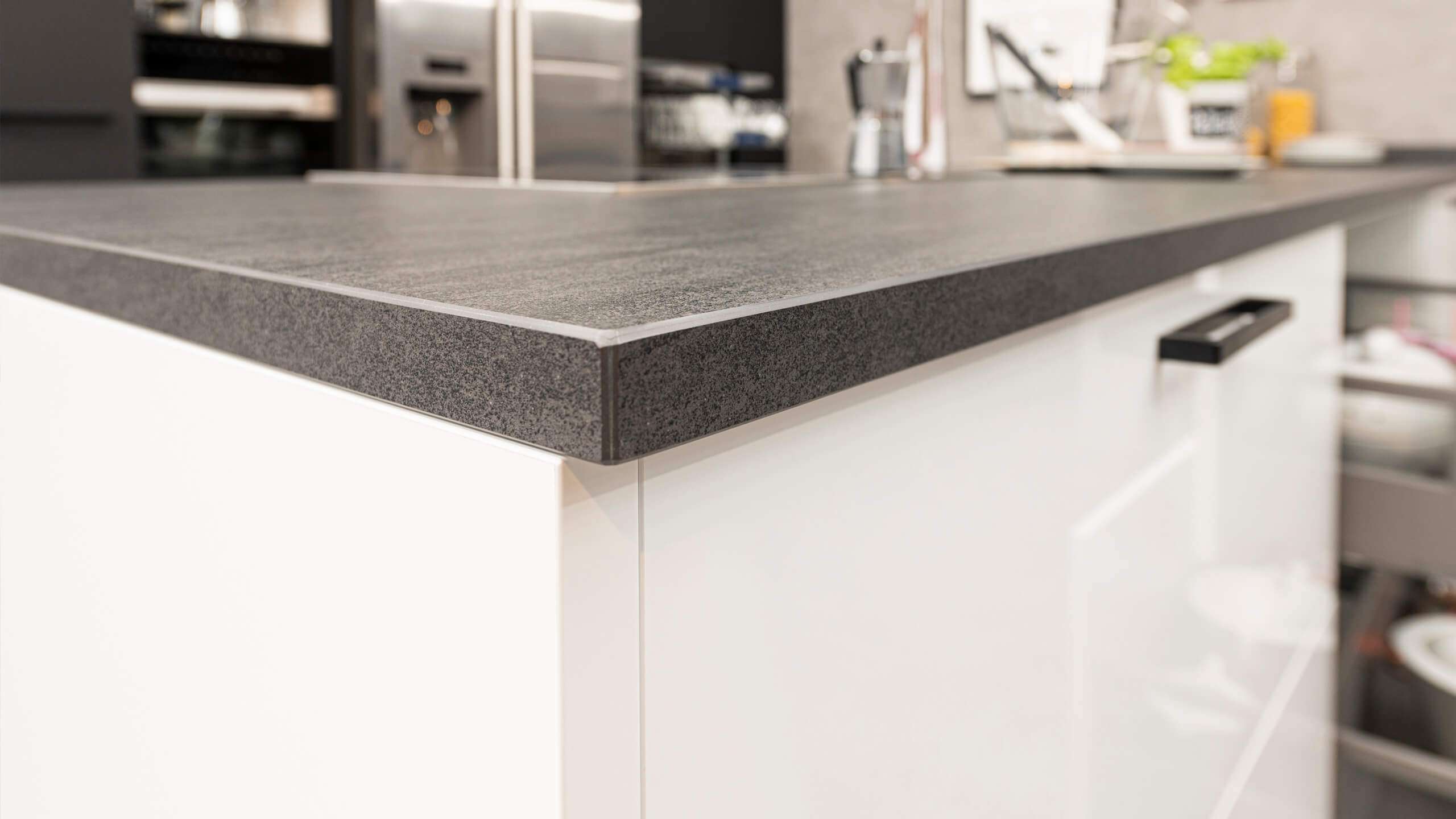 Stilvolle Inselküche "Fino Matt" von Wert Küche