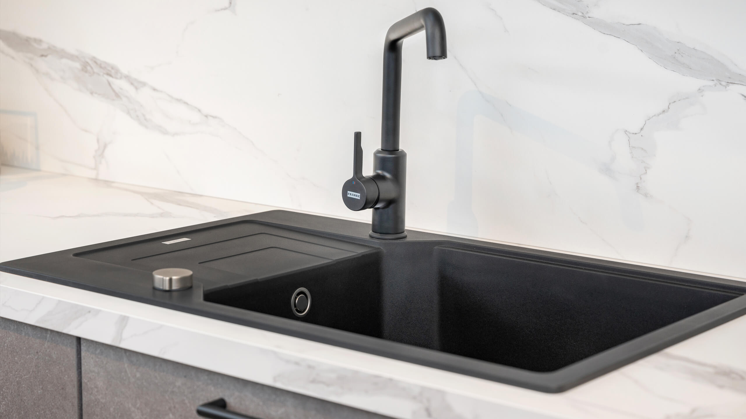 Moderne, helle Inselküche "Stone Art" von Nobilia 