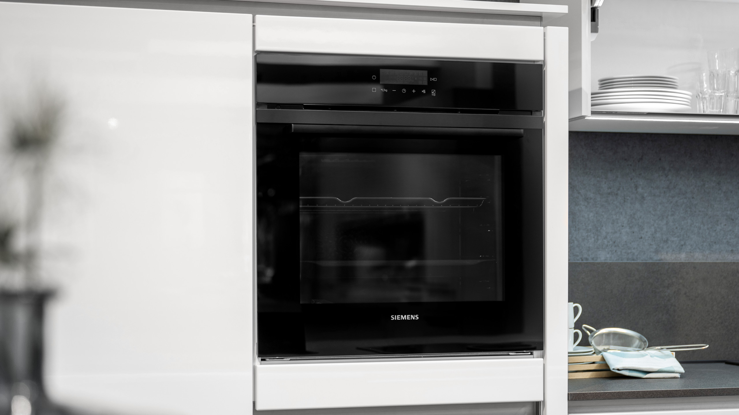 Grifflose Designküche "Lux" mit großer Insel  von Nobilia 