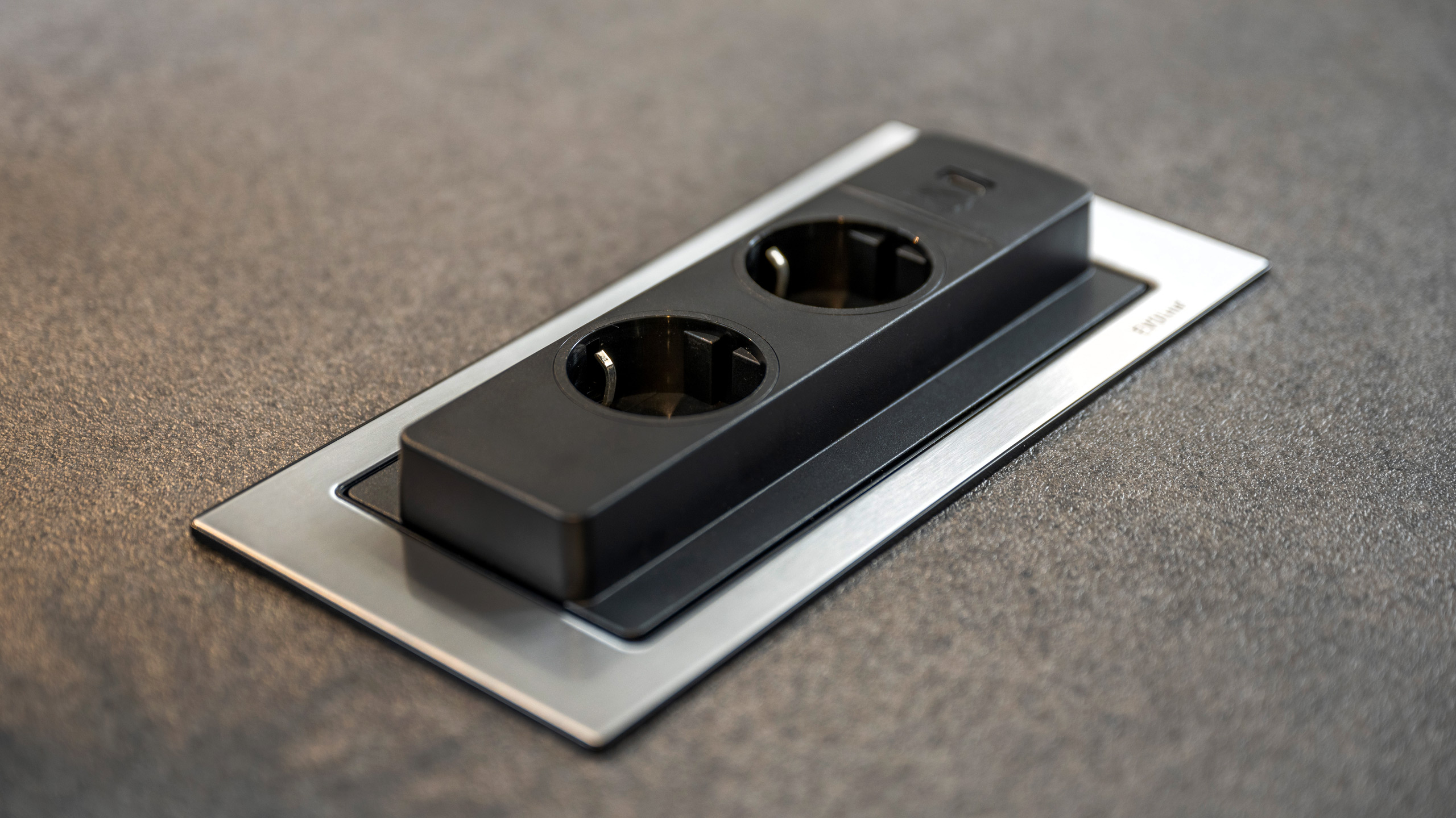 Grifflose Designküche "Lux" mit großer Insel  von Nobilia 