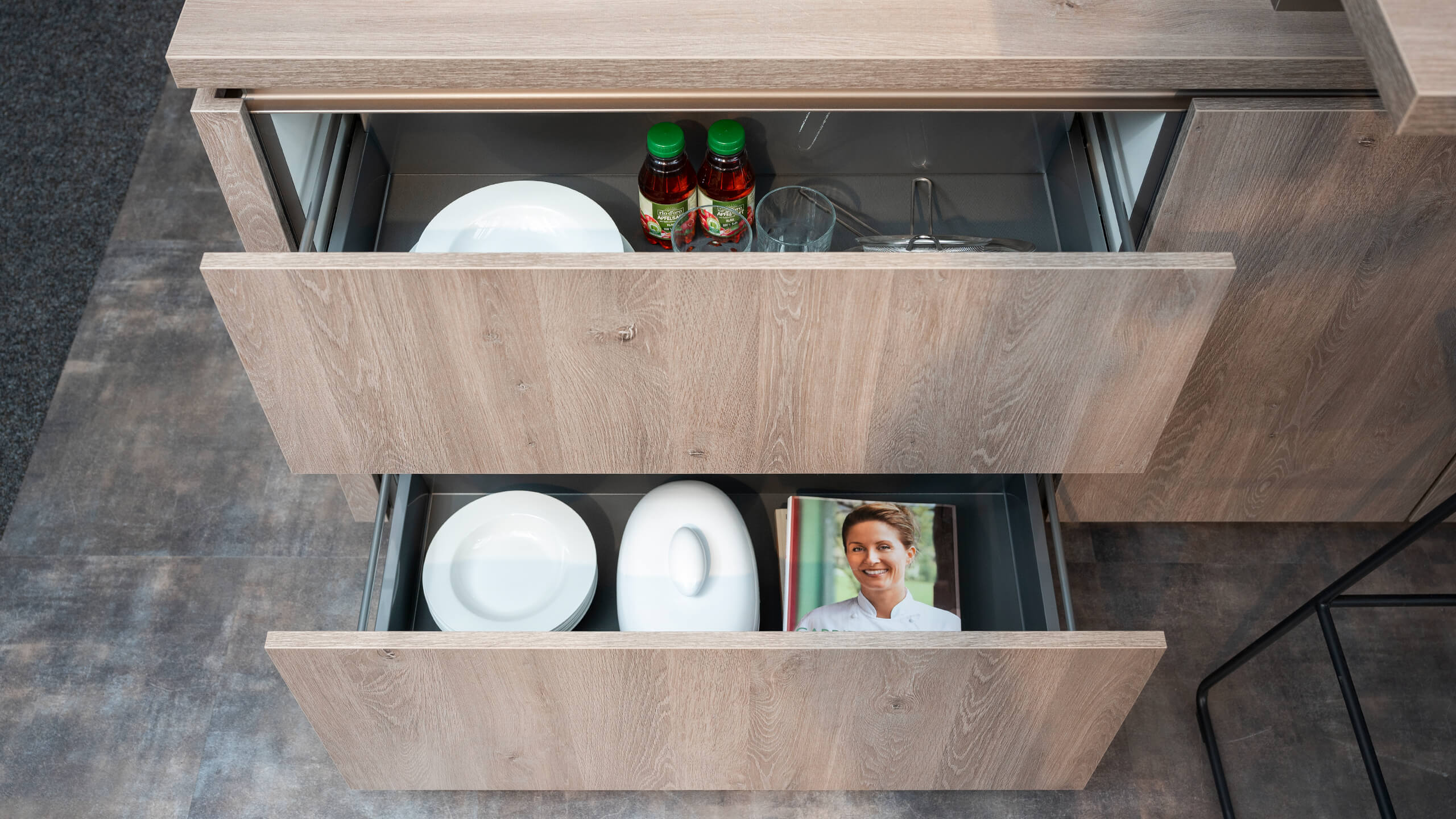 Moderne, grifflose Inselküche "Easytouch" von Nobilia 