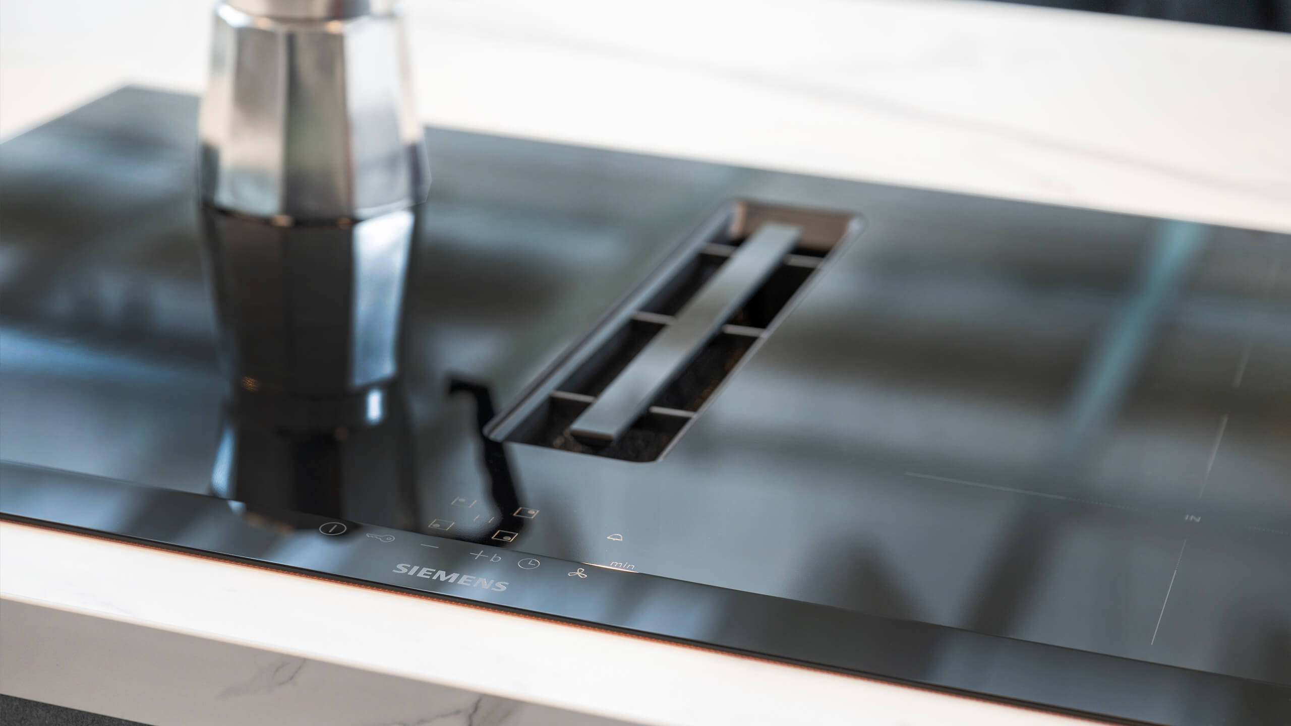 Moderne, helle Inselküche "Stone Art" von Nobilia 