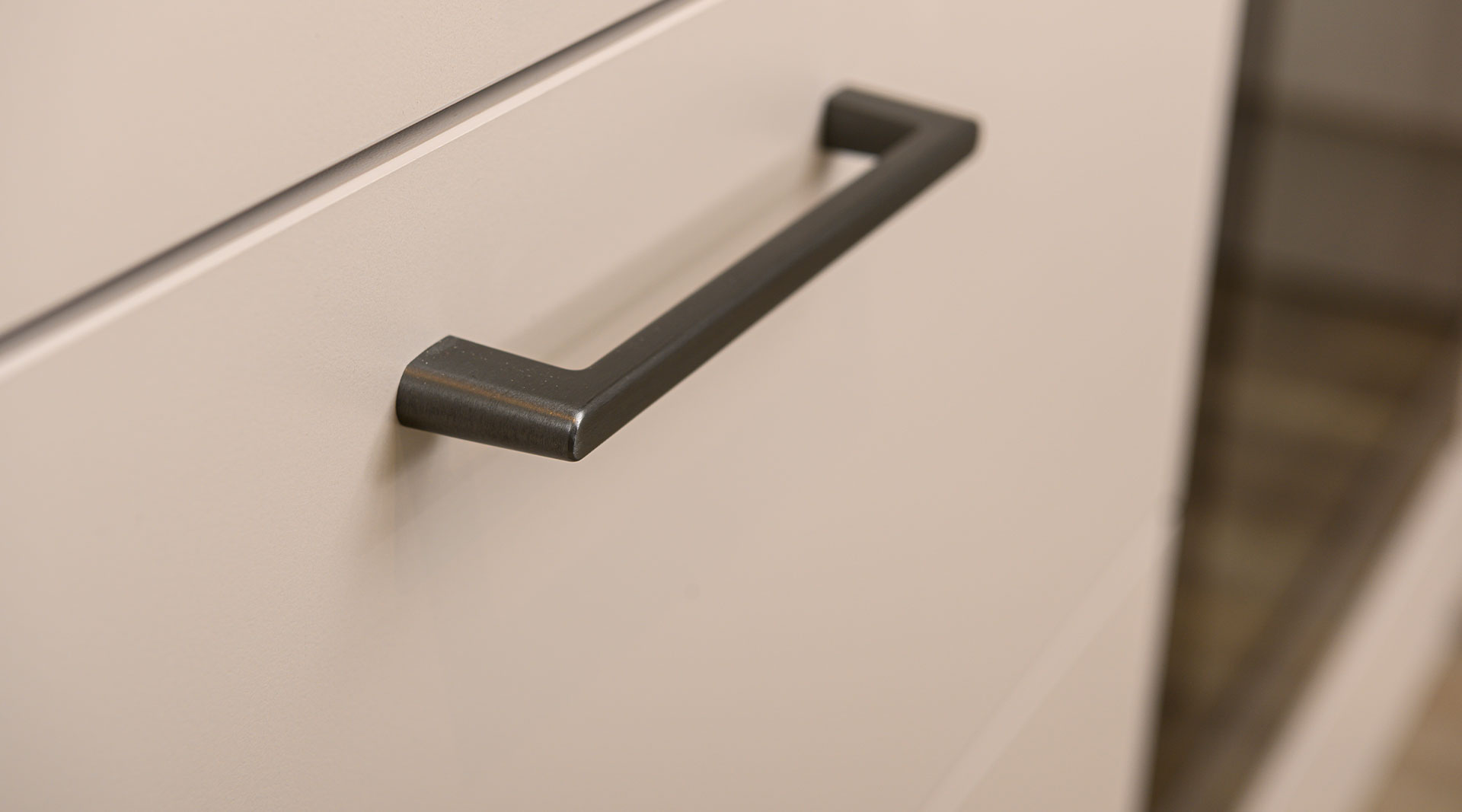 Moderne, Funktionelle L-Küche mit Sitzgelegenheit "Nora" von Wert Küche 