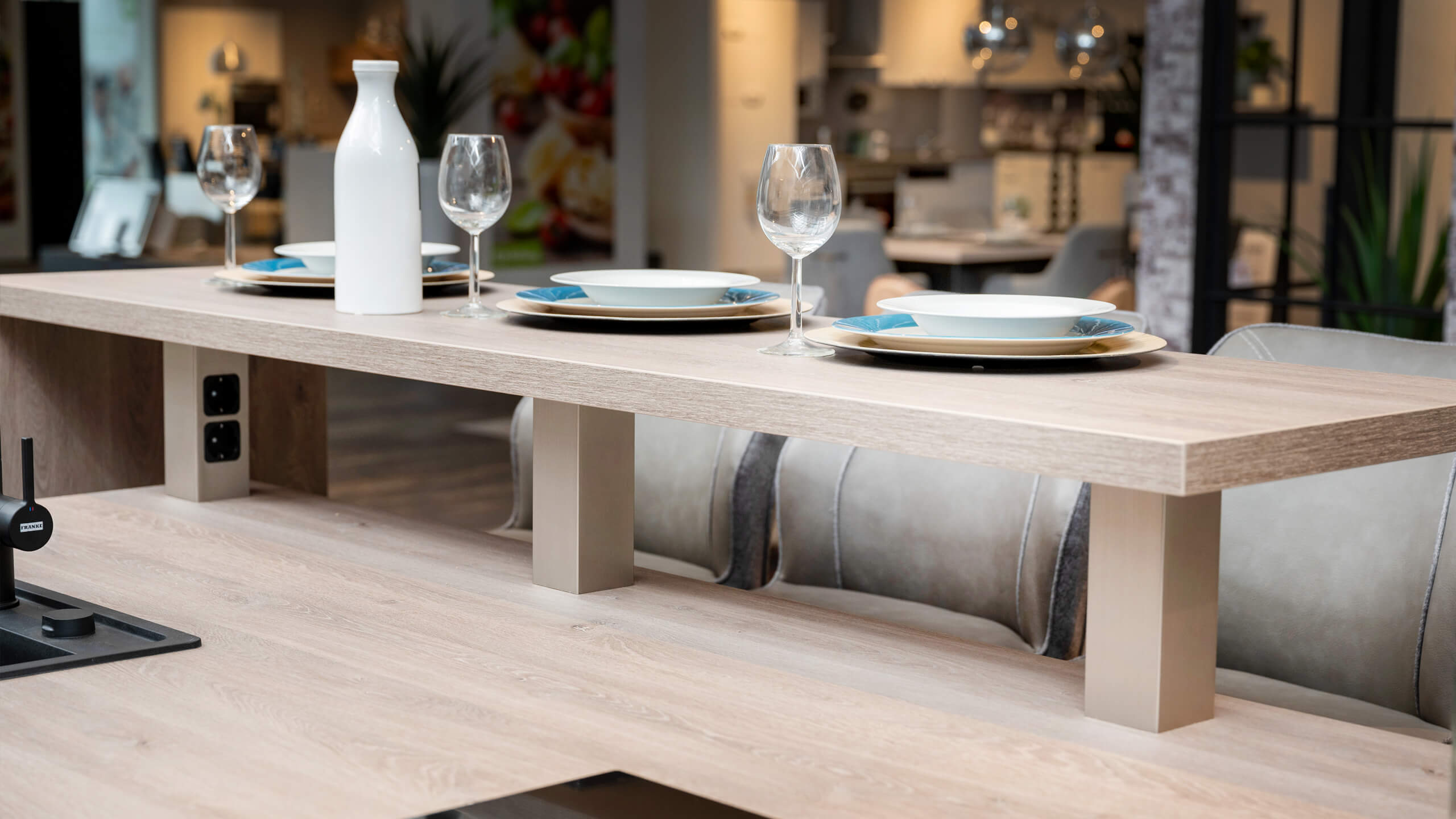 Moderne, grifflose Inselküche "Easytouch" von Nobilia 