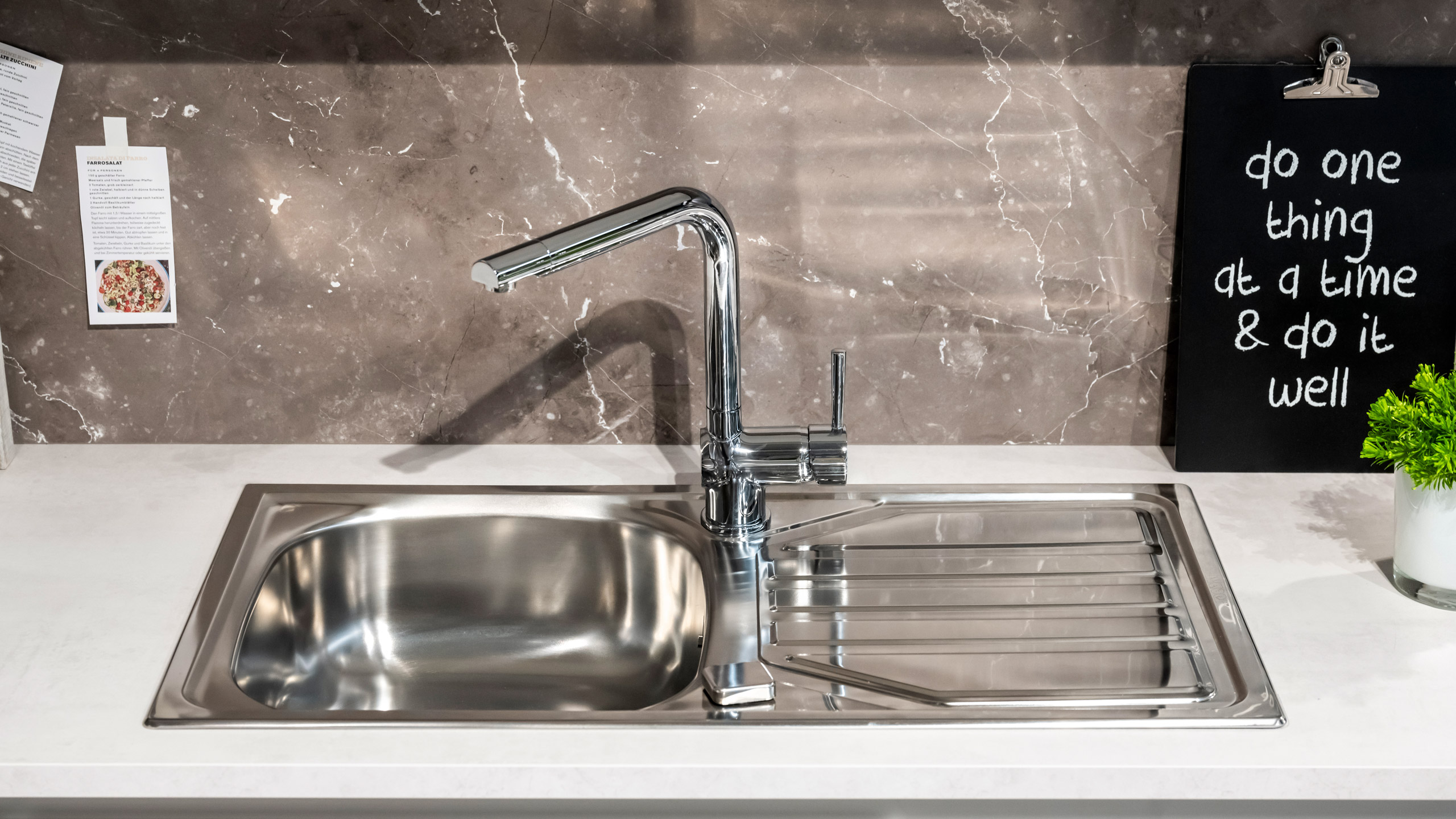 Grifflose, minimalistische Inselküche "Base" von Express