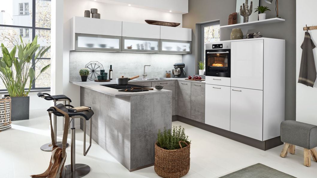 Wohnliche U-Küche mit Esstheke von Interliving Serie 3006 mit Front in  Lack, Arcticweiß und Beton »