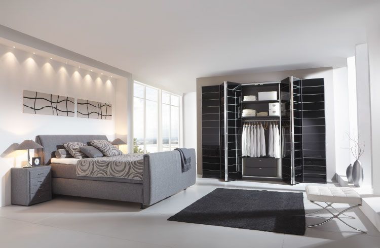 moebel-berning-lingen-rheine-wohnwelten-schlafen-schlafzimmer-schraenke-kleiderschrank-schwarz-hochglanz-weiss-bett-nachtkonsole-kommode-sideboard-boxspringbett-polster-grau