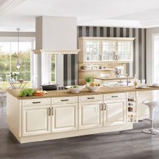 moebel-berning-kuechen-inselkuechen-country-landhaus-kueche-hocker-esstheke-elektrogeraete-backofen-herd-kuehlschrank-spuelmaschine-creme-lingen-rheine