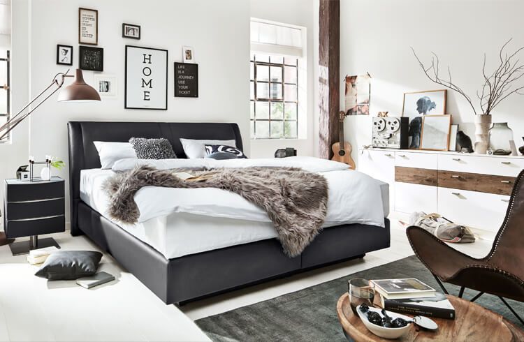 moebel-berning-lingen-rheine-markenwelten-schlafen-oschmann-interliving-bett-leder-schwarz-kissen-tagesdecke-fell-matratze-werbung-dezember