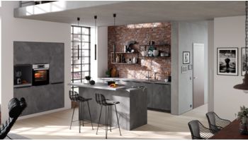 Elegante Küchenzeile mit Insel Quadro von Culineo mit Front in Beton Anthrazit Anthrazit