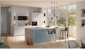 Wohnliche Inselküche Sinus von Culineo mit lackierter Front in Türkis und Atlantic Oak Creme