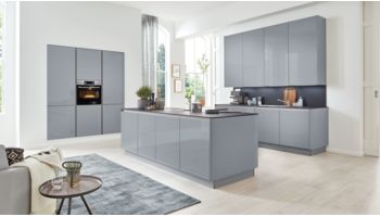 Grosszügige Insel- Küchenzeile von Interliving Serie 3001 mit Front in Hochglanz Lack, Papyrusgrau Grau