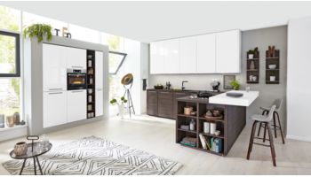 2-farbige L-Küche Serie 3003 von Interliving Küche mit Front in Lacklaminat, Weiß und Kuba, Nussbaum Weiss