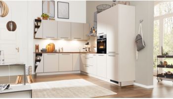 Markante L-Küche von Interliving Serie 3005 mit Front in Echtlack softmatt, Sahara Weiss