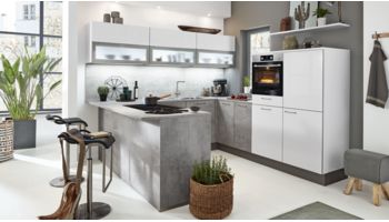 Wohnliche U-Küche mit Esstheke von Interliving Serie 3006 mit Front in Lack, Arcticweiß und Beton Weiss