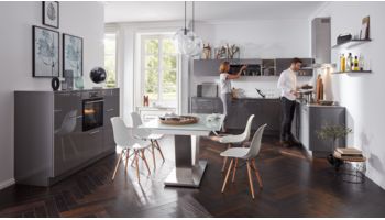 Wohnliche L-Form Küche von Interliving Serie 3007 mit Front in Hochglanz, Quarzgrau 
