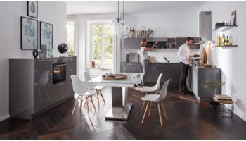 Wohnliche L-Form Küche von Interliving Serie 3007 mit Front in Hochglanz, Quarzgrau Grau