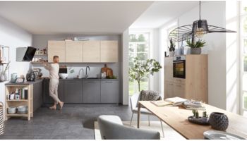 Praktische L-Küche von Interliving Serie 3008 mit Front in Stahl Grau und Asteiche Natur 