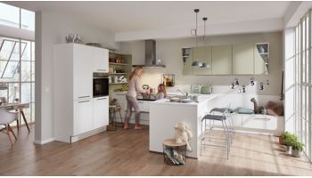 Grosszügige Wohnküche Serie 3010 von Interliving mit Front in Softmatt, Weiß und Avocado Grün