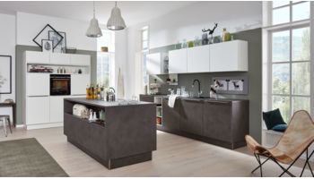 Große Inselküche von Interliving Serie 3011 mit Front in Matt, Anthrazit Zement und Weiß Anthrazit