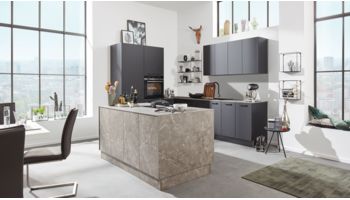 Moderne Inselküche von Interliving Serie 3012 mit Front in Matt, Schwarz und Marmorgrau Grau