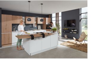 Gesellige Inselküche von Interliving Serie 3013 mit Front in Matt, Arcticweiss und Eiche Dunkelgrau