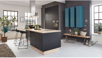 Moderne Inselküche Sinus von Culineo mit Front in Struktursamtlack, Pianoschwarz Blau
