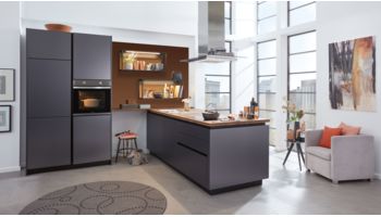 Elegante Inselküche Corali von Wert Küche mit Front in Lacklaminat, Titan Metallic Anthrazit
