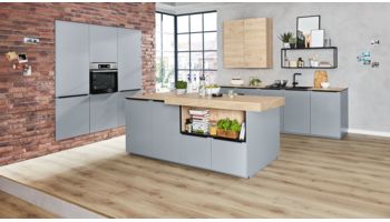 Moderne Inselküche von Interliving Serie 3025 mit Front in Papyrusgrau Asteiche