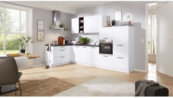 Familienfreundliche L-Küche von Interliving Serie 3015 mit Front in Cotton Weiss Weiss