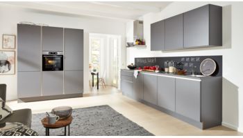 Gradlinige Küchenzeile von Interliving Serie 3017 mit Front in Quarzgrau Metallic Kieselgrau