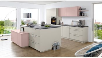 Moderne Familienküche von Nolte Küchen mit Front in Matt Lack, Platingrau und Lavendel