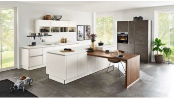 Offene Inselküche Softlack von Nolte Küchen mit Front in Matt, Magnolia