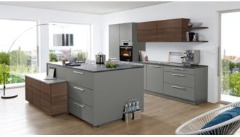 Moderne Inselküche Soft Lack von Nolte Küchen mit Front in Matt, Quarzgrau