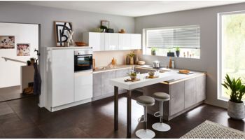 Familienküche, Nolte Lux, Grundriss U-Küche, Front Weiß, grifflos Betonoptik