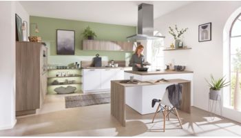 Moderne Familienküche, Wert Küche Mona, Grundriss Inselküche, Front Esche Nordic Optik 