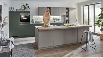 Moderne Küche, Nobilia Easytouch, Grundriss Inselküche, Front Mineralgrün Ultramatt 