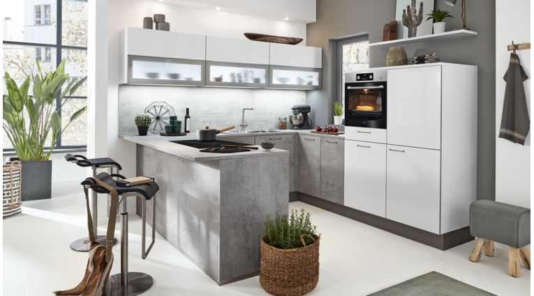 Wohnliche U-Küche mit Esstheke von Interliving Serie 3006 mit Front in Lack,  Arcticweiß und Beton