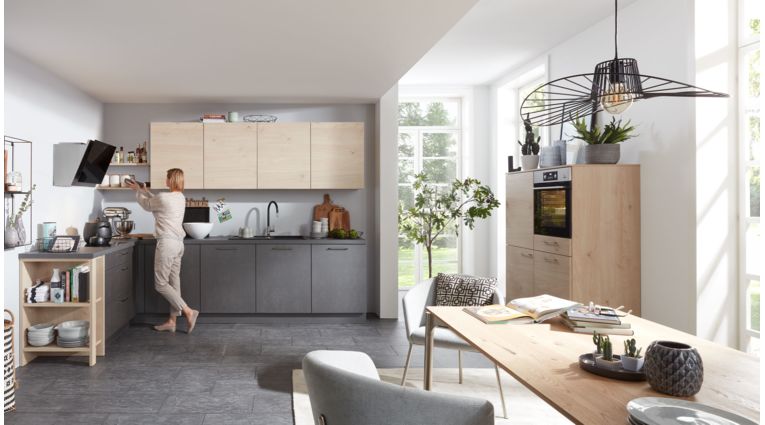 Praktische L-Küche von Interliving Serie 3008 mit Front in Stahl Grau und Asteiche Natur Praktische L-Küche von Interliving Serie 3008 mit Front in Stahl Grau und Asteiche Natur