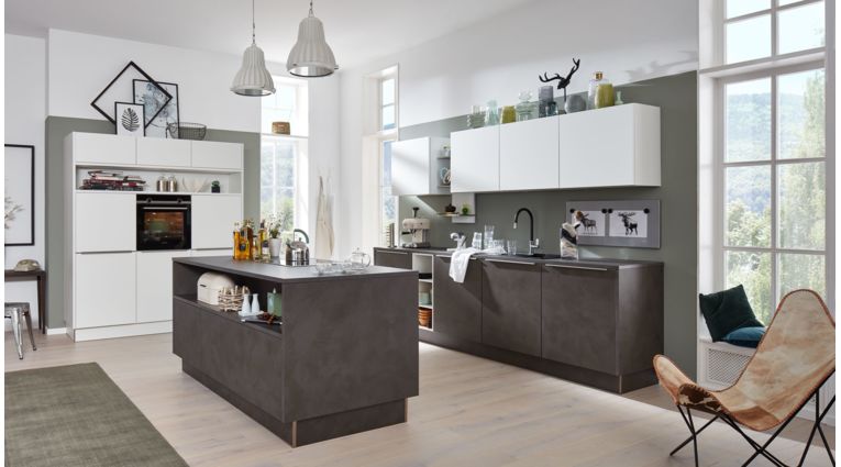 Große Inselküche von Interliving Serie 3011 mit Front in Matt, Anthrazit Zement und Weiß Große Inselküche von Interliving Serie 3011 mit Front in Matt, Anthrazit Zement und Weiß
