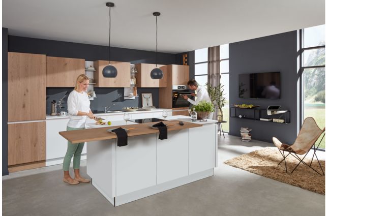 Gesellige Inselküche von Interliving Serie 3013 mit Front in Matt, Arcticweiss und Eiche Gesellige Inselküche von Interliving Serie 3013 mit Front in Matt, Arcticweiss und Eiche