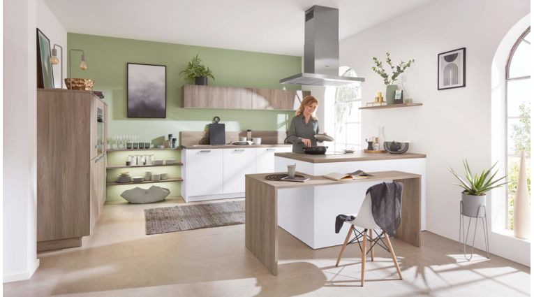 Moderne Familienküche, Wert Küche Mona, Grundriss Inselküche, Front Esche Nordic Optik