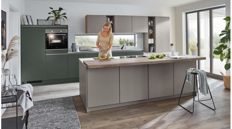 Moderne Küche, Nobilia Easytouch, Grundriss Inselküche, Front Mineralgrün Ultramatt