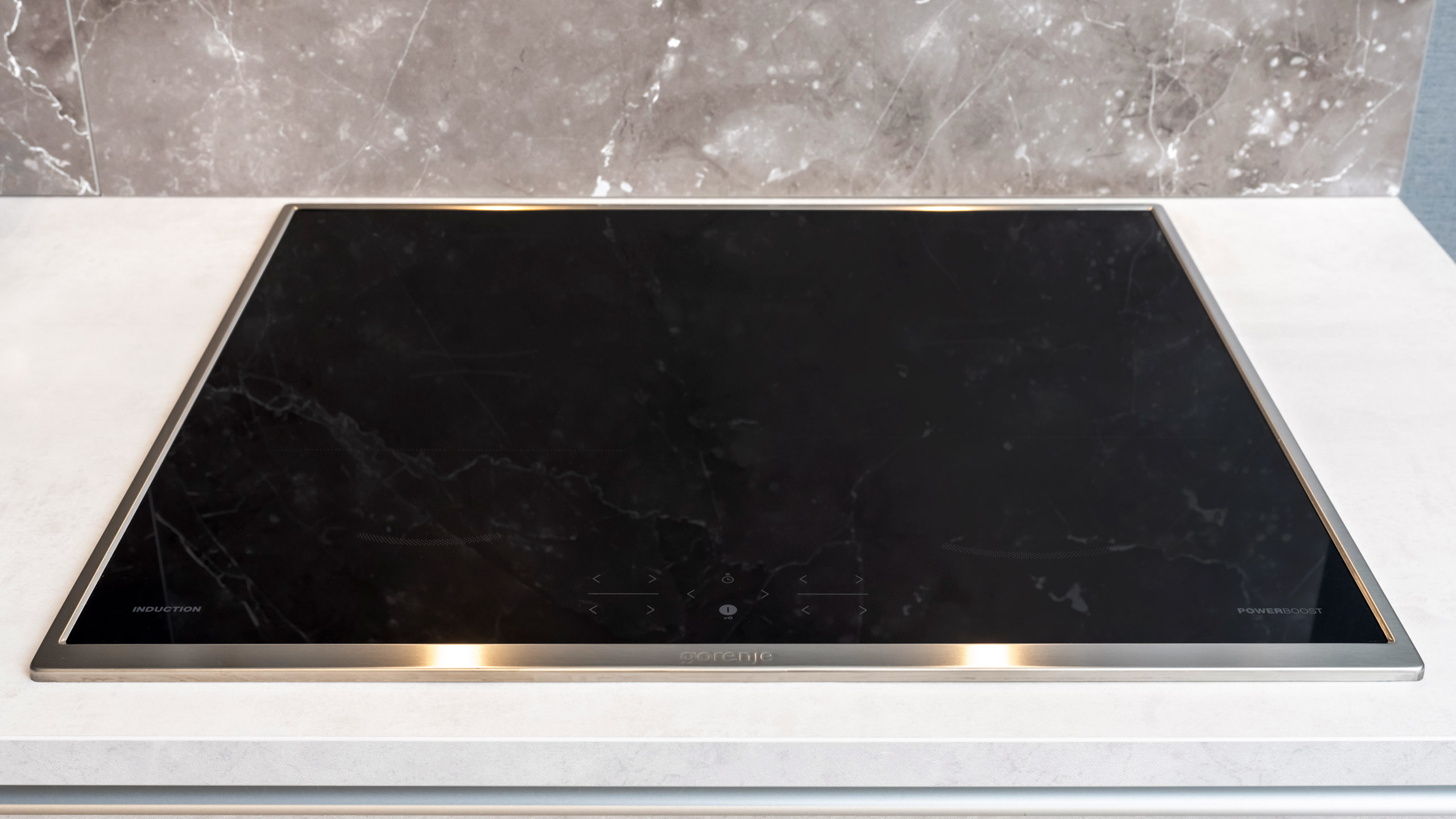 Grifflose, minimalistische Inselküche "Base" von Express