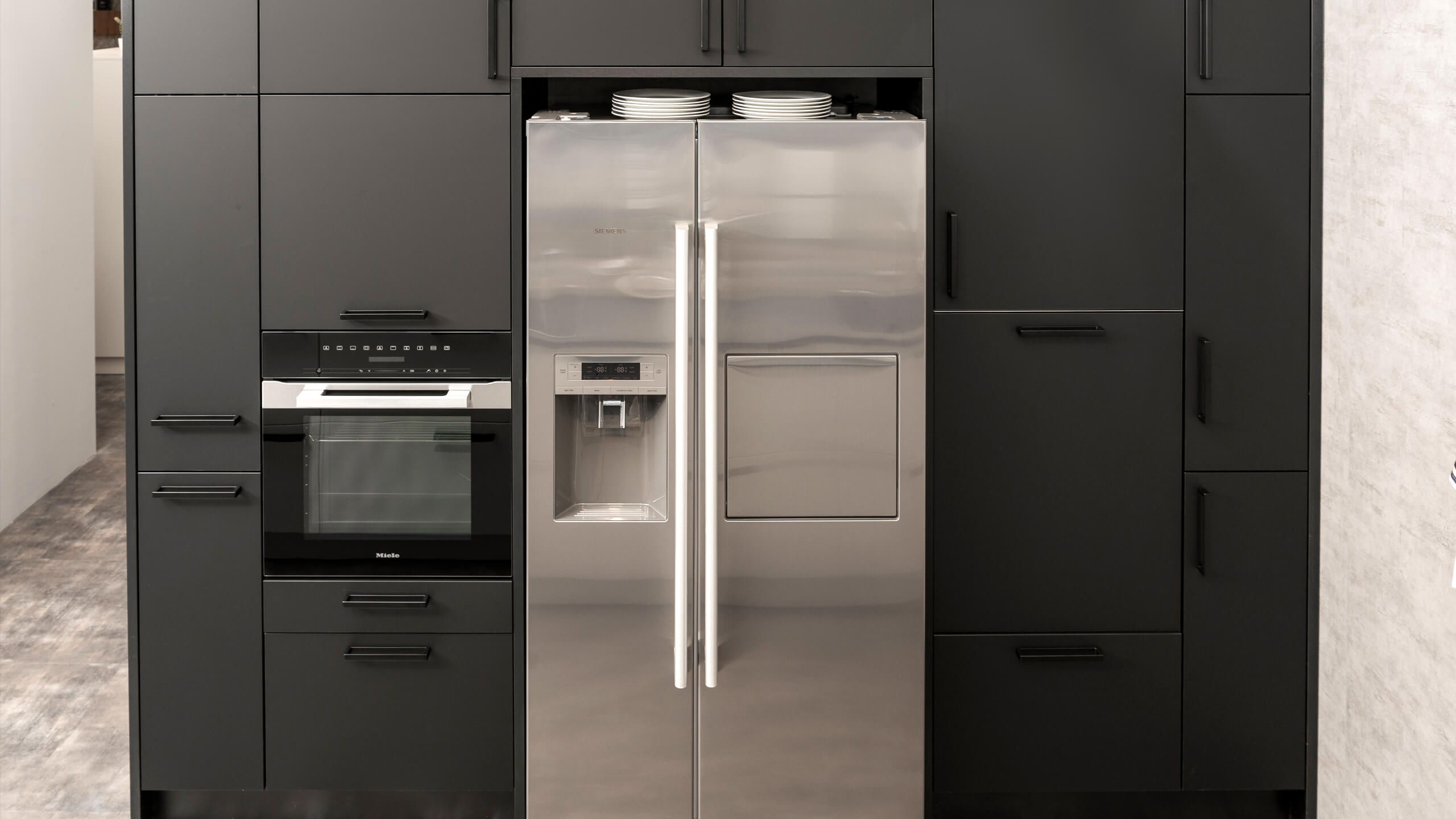 Stilvolle Inselküche "Fino Matt" von Wert Küche