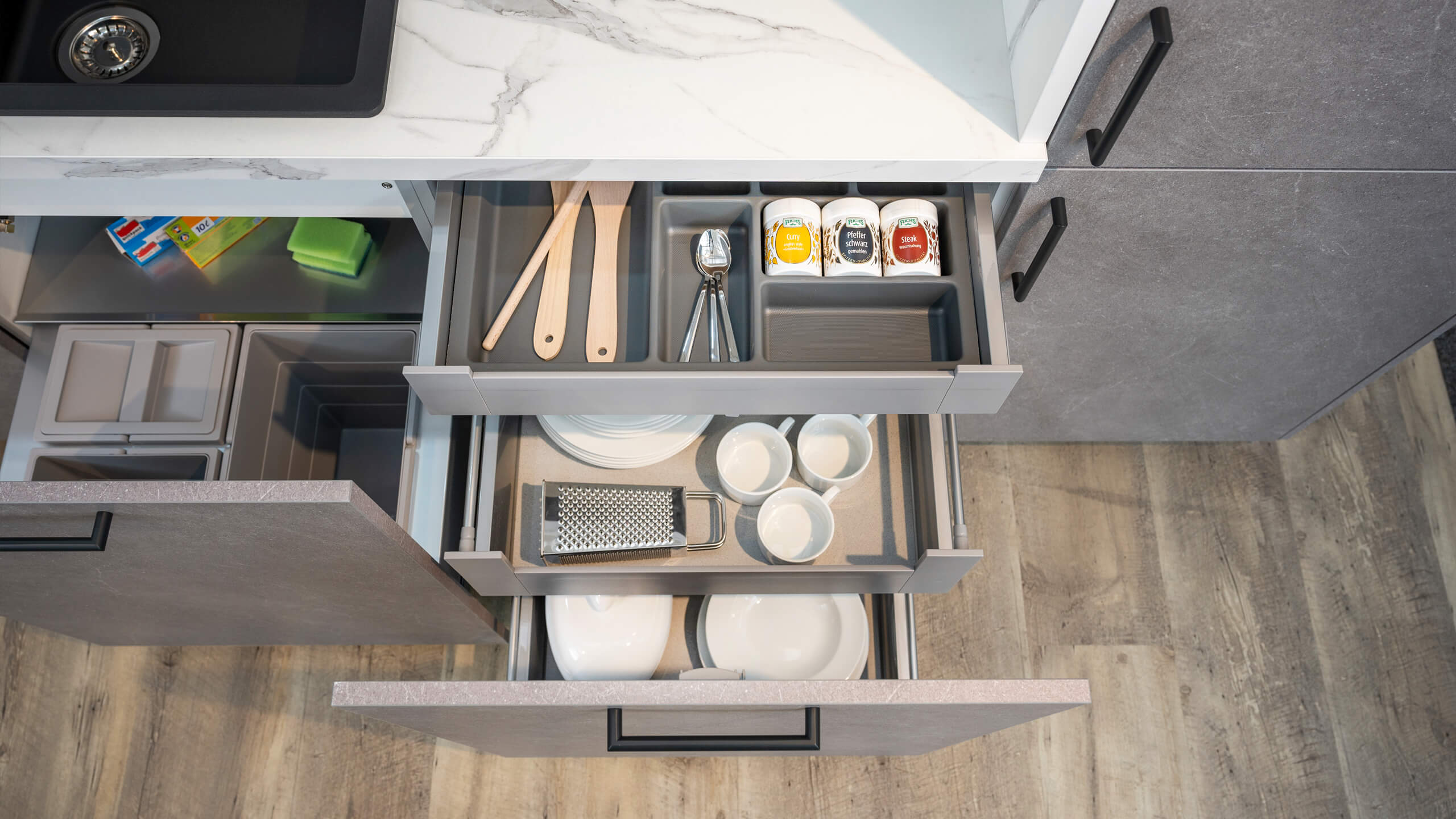 Moderne, helle Inselküche "Stone Art" von Nobilia 