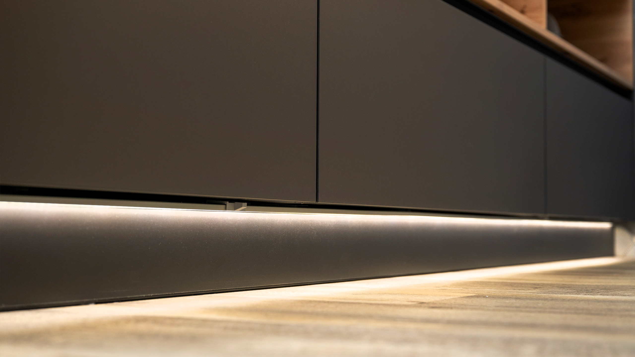 Moderne, stilvolle Inselküche Modell "Fino" von Wert Küche