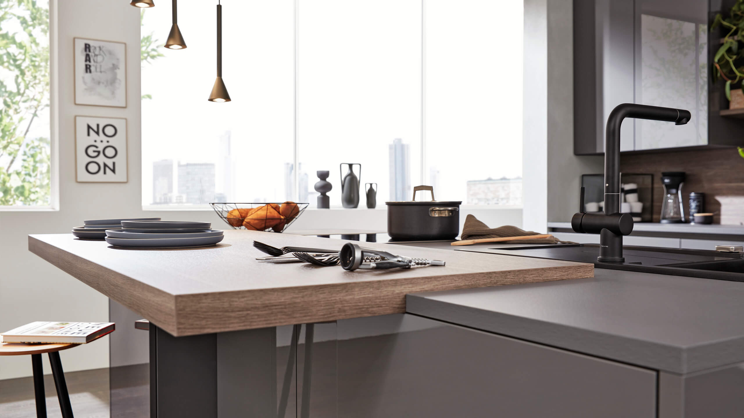 Grifflose Designküche "Serie 3042" mit Insel von Interliving